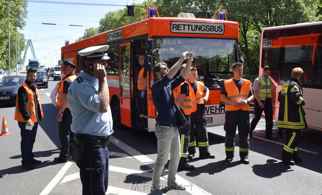 VU Schulbus Taxi Severinsbruecke Rich Innenstadt P07.JPG - Miklos Laubert